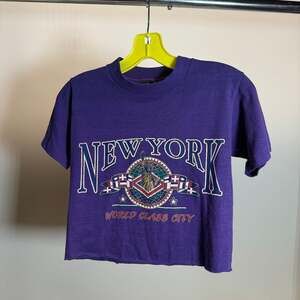 VTG Cropped 90s New York City Skyline T-Shirt Single Stitch Purple